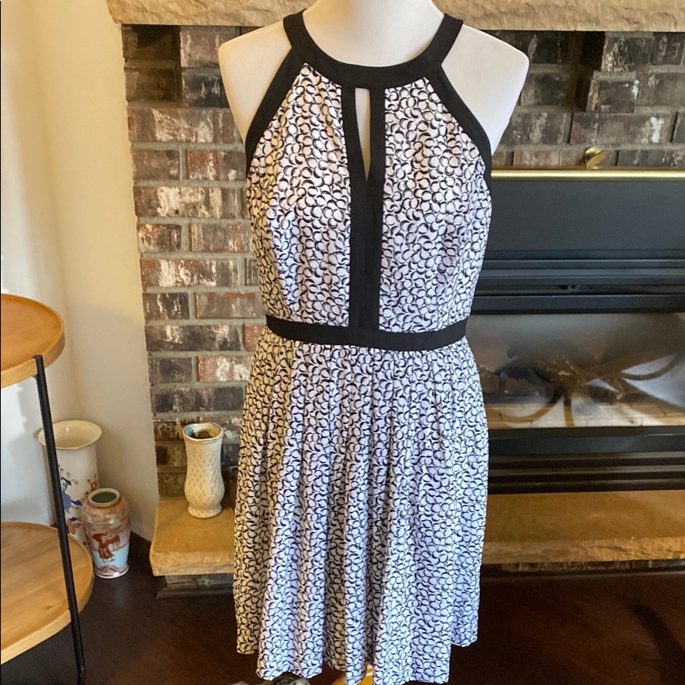 WHITE HOUSE BLACK MARKET soft and comfortable elegant dress. Size US 8.